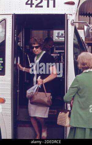 Ein Passagier steigt aus einem Metropolitan Atlanta Rapid Transit Authority (MARTA) Bus, während ein anderer wartet, um in Atlanta Georgia zu klettern. Ca. 1974 Stockfoto