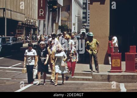 1970er Foto (1972) - Shopper in Downtown Dallas Stockfoto