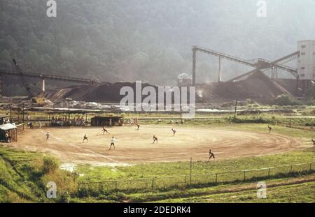 1970er-Jahre Foto (1973) - Glasgow West Virginia kleine Liga-Feldteams kommen aus Rand WV und Belle West Virginia und anderen Städten des Kanawha Valley. Appalachian Kraftwerk und Kohle Haufen im Hintergrund Stockfoto