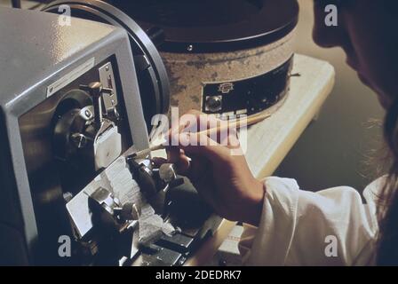 1970er Foto (1972) - EPA Gulf Breeze Laboratory: pathobiology Lab. Lab Assistant schneidet histologischen Abschnitt Stockfoto