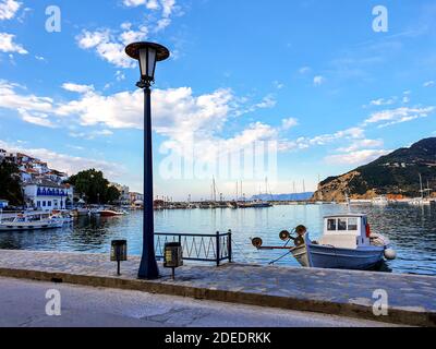 Nachtansicht vom Hafen von Skopelos auf die Insel Skopelos in Griechenland. Stockfoto