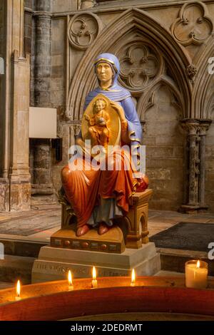 Moderne Skulptur der Jungfrau Maria und das Christkind von Aidan Hart (c. 2014), Lincoln Cathedral, Lincoln, Lincs., Großbritannien. Stockfoto