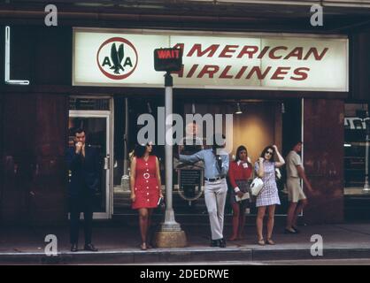 '1970er Photo (1972) - Street Scene in Downtown Dallas, vor dem Baker Hotel in der Commerce Street' Stockfoto