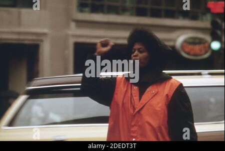 Washington D.C. Polizistin leitet Autofahrer in einem monumentalen Stau im Mai; 1974; während eines Busstreiks in der Metropolregion. Ca. 1974 Stockfoto