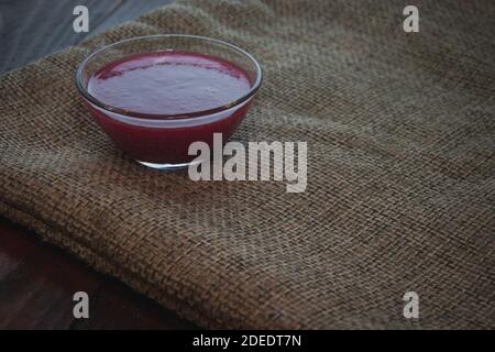 Viburnum Marmelade in Glasschale auf dem Sacktuch. Konzept des Minimalismus Stockfoto