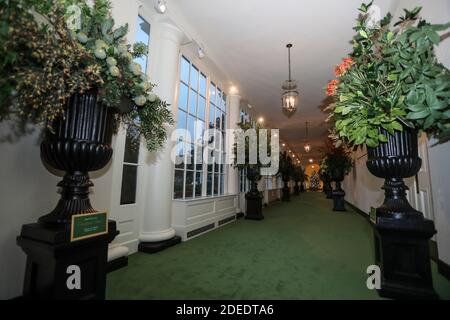 Washington, USA. November 2020. Die Ostkolonnade wird am 30. November 2020 im Weißen Haus in Washington, DC in Washington, DC zu Weihnachten dekoriert. (Foto von Oliver Contreras/SIPA USA) Quelle: SIPA USA/Alamy Live News Stockfoto