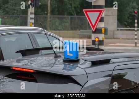 Allgemeines Zeichen auf EINEM Fahrer Schulwagen in Amsterdam die Niederlande 27-11-2020 Stockfoto