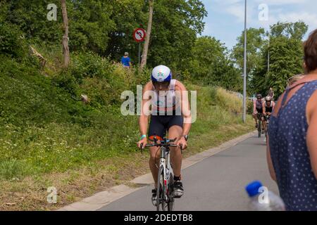 Triatlon Tür brügge, Radfahren zweiten Teil, Radfahrer, Männer unterstützende Frau, Frauen unterstützende Männer, Menschen unterstützen einander, Wettbewerb schnellen Sport Stockfoto