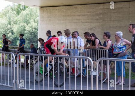 Triatlon Tür brügge, Radfahren zweiten Teil, Radfahrer, Männer unterstützende Frau, Frauen unterstützende Männer, Menschen unterstützen einander, Wettbewerb schnellen Sport Stockfoto