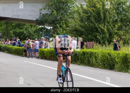 Triatlon Tür brügge, Radfahren zweiten Teil, Radfahrer, Männer unterstützende Frau, Frauen unterstützende Männer, Menschen unterstützen einander, Wettbewerb schnellen Sport Stockfoto