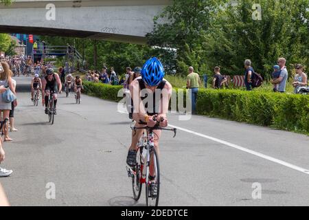 Triatlon Tür brügge, Radfahren zweiten Teil, Radfahrer, Männer unterstützende Frau, Frauen unterstützende Männer, Menschen unterstützen einander, Wettbewerb schnellen Sport Stockfoto