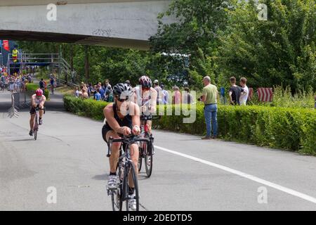 Triatlon Tür brügge, Radfahren zweiten Teil, Radfahrer, Männer unterstützende Frau, Frauen unterstützende Männer, Menschen unterstützen einander, Wettbewerb schnellen Sport Stockfoto