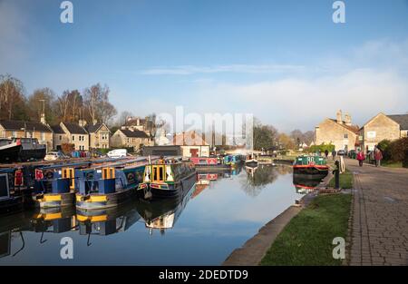 Bradford-on-Avon Wharf an einem hellen sonnigen Novembermorgen - Kennet und Avon Canal, Wiltshire, England, Großbritannien Stockfoto