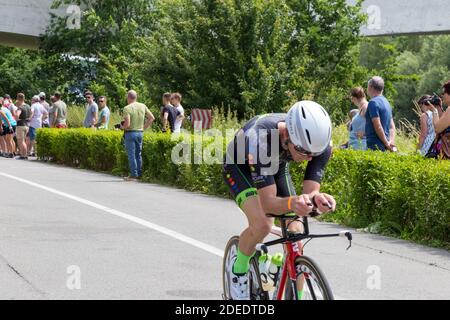 Triatlon Tür brügge, Radfahren zweiten Teil, Radfahrer, Männer unterstützende Frau, Frauen unterstützende Männer, Menschen unterstützen einander, Wettbewerb schnellen Sport Stockfoto