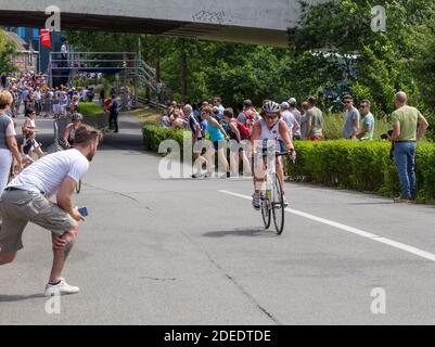 Triatlon Tür brügge, Radfahren zweiten Teil, Radfahrer, Männer unterstützende Frau, Frauen unterstützende Männer, Menschen unterstützen einander, Wettbewerb schnellen Sport Stockfoto