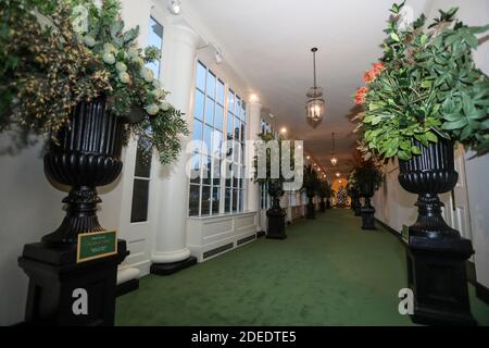 Washington, USA. November 2020. Die Ostkolonnade wird am 30. November 2020 im Weißen Haus in Washington, DC in Washington, DC zu Weihnachten dekoriert. (Foto von Oliver Contreras/SIPA USA) Quelle: SIPA USA/Alamy Live News Stockfoto