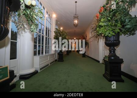 Washington, USA. November 2020. Die Ostkolonnade wird am 30. November 2020 im Weißen Haus in Washington, DC in Washington, DC zu Weihnachten dekoriert. (Foto von Oliver Contreras/SIPA USA) Quelle: SIPA USA/Alamy Live News Stockfoto