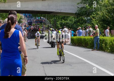 Triatlon Tür brügge, Radfahren zweiten Teil, Radfahrer, Männer unterstützende Frau, Frauen unterstützende Männer, Menschen unterstützen einander, Wettbewerb schnellen Sport Stockfoto