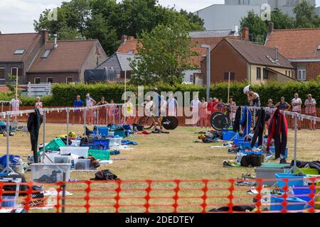 Triatlon Tür brügge, Radfahren zweiten Teil, Radfahrer, Männer unterstützende Frau, Frauen unterstützende Männer, Menschen unterstützen einander, Wettbewerb schnellen Sport Stockfoto