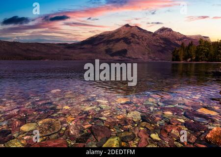 Wunderschöne Aussicht auf Lake McDonald mit amerikanischen Rocky Mountains Stockfoto