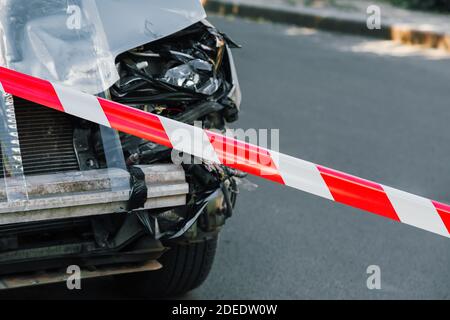 Polizeiband auf der Straße vor dem Autounfall. Abgestürzt SUV-Auto im Straßenverkehr Unfall. Autos Kollision durch betrunkenes Fahren, Autoversicherung, tödlich Stockfoto