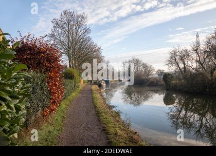 Kanalboote vertäuten im Spätherbst am Kennet und Avon Kanal an einem sonnigen nebligen Wintermorgen, Bradford on Avon, Wiltshire, Großbritannien Stockfoto