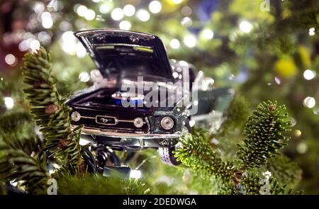 Washington, Usa. November 2020. Ein Mustang Weihnachtsschmuck wird auf einem Baum im East Room ausgestellt, wie es für die Feiertage im Weißen Haus in Washington, DC am Montag, 30. November 2020 dekoriert ist. Das diesjährige Thema ist "America the Beautiful" und ist eine Hommage an die Naturwunder des Landes. Foto von Kevin Dietsch/UPI Kredit: UPI/Alamy Live News Stockfoto