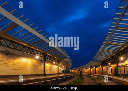 England, Kent, Folkestone, The Dis-used Folkestone Harbour Bahnhof bei Nacht Stockfoto