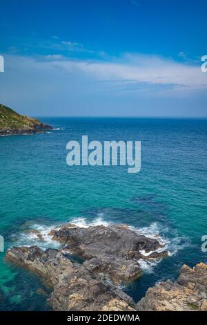 Cornwall, Großbritannien. Blick aufs Meer entlang des Küstenweges. Zwischen St. Ives und Pendeen Stockfoto