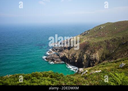 Cornwall, Großbritannien - Blick aufs Meer entlang des kornischen Küstenpfades. Zwischen St. Ives und Pendeen Stockfoto