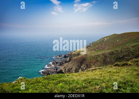 Cornwall, Großbritannien. Blick aufs Meer entlang des Küstenweges. Zwischen St. Ives und Pendeen Stockfoto