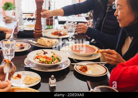 Familie zusammen beim Weihnachtsessen im Restaurant. Stockfoto