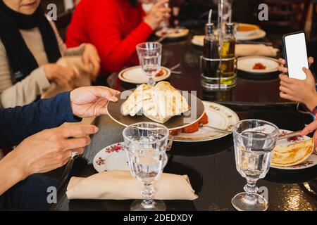 Familie zusammen beim Weihnachtsessen im Restaurant. Stockfoto