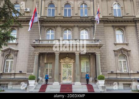 Präsidentengarde in der Residenz des Präsidenten Serbiens in Belgrad. Gebäude der serbischen Präsidentschaft, Neuer Palast. Stockfoto