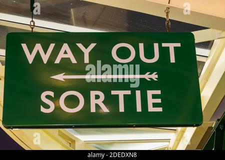 England, Kent, Folkestone, der Dis-used Folkestone Harbour Bahnhof, historischer zweisprachiger 'Ausweg' und 'Sortie' Schild Stockfoto