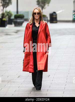 London, Großbritannien. November 2020. Amanda Holden hat gesehen, wie sie die Global Radio Studios in London verlassen hat. Kredit: SOPA Images Limited/Alamy Live Nachrichten Stockfoto