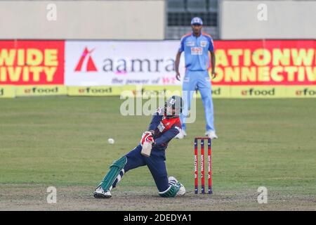 Dhaka, Bangladesch. November 2020. Fortune Barishal Cricket-Spieler Taskin Ahmed spielt einen Schuss während der Bangabandhu T20 Cup 2020 zwischen Fortune Barishal und Gazi Group Chattagram im Sher-e-Bangla National Cricket Stadium.(Gazi Group Chittagong gewann durch 10 Runs) Credit: SOPA Images Limited/Alamy Live News Stockfoto