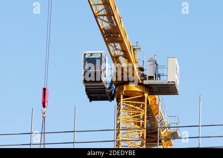 Arnhem, Niederlande - 23. November 2020: Mann in einer Kabine eines gelben Turmkrans Stockfoto
