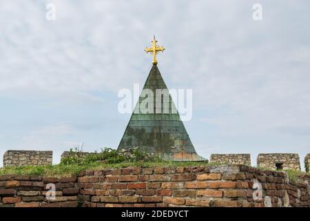 Kreuz der Kirche der Heiligen Mutter Gottes (Crkva Ruzica) und Ziegelmauer in der Festung Kalemegdan Belgrader Festung Stockfoto