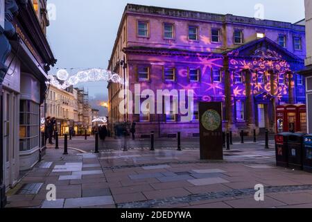 Das ehemalige Royal Mineral Water Hospital wurde im Rahmen des Christmas Light Trail 2020 im Stadtzentrum von Bath, Großbritannien, mit farbenfrohen Lichtern beleuchtet Stockfoto