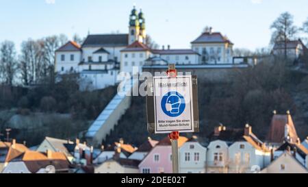 Passau, Deutschland. November 2020. Vor der Wallfahrtskirche Mariahilf befindet sich ein Schild mit der Aufschrift "Mask Duty". Nach Angaben des Robert Koch-Instituts (RKI) ist die niederbayerische Stadt Passau zusammen mit dem Thüringer Landkreis Hildburghausen bundesweit der Top-Hotspot der Korona. Quelle: Armin Weigel/dpa/Alamy Live News Stockfoto