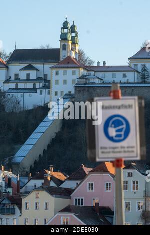 Passau, Deutschland. November 2020. Vor der Wallfahrtskirche Mariahilf befindet sich ein Schild mit der Aufschrift "Mask Duty". Nach Angaben des Robert Koch-Instituts (RKI) ist die niederbayerische Stadt Passau zusammen mit dem Thüringer Landkreis Hildburghausen bundesweit der Top-Hotspot der Korona. Quelle: Armin Weigel/dpa/Alamy Live News Stockfoto