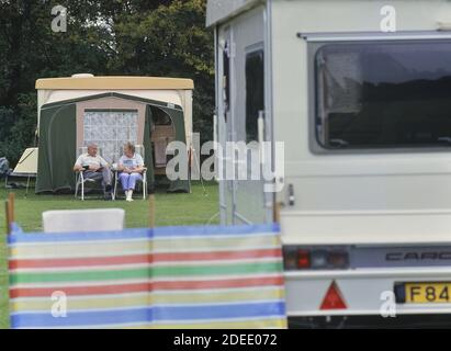 Ein älteres Paar, das sich auf einem Wohnwagenpark entspannt. Cambridgeshire. England. VEREINIGTES KÖNIGREICH Stockfoto