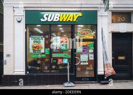 U-Bahn-Fast-Food-Take-Away-Café in der West Street Brighton VEREINIGTES KÖNIGREICH Stockfoto