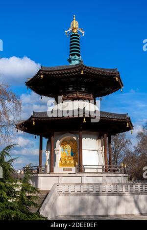 Die Friedenspagode im Battersea Park London England mit vergoldeten Bronze Gold Buddha Statuen, die ein beliebtes Reiseziel ist Touristenattraktion Land Stockfoto