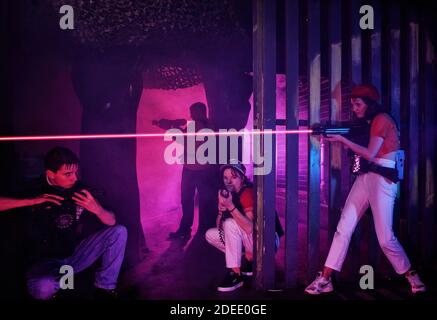 Teenager des Spiels Laser Quest, Skegness Pier, Lincolnshire, England, Großbritannien Stockfoto