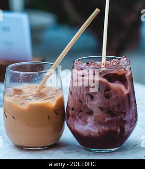 Eiskaffee und Schokolade im Glas. Getränke werden gekühlt im Naturfarmcafe serviert Stockfoto