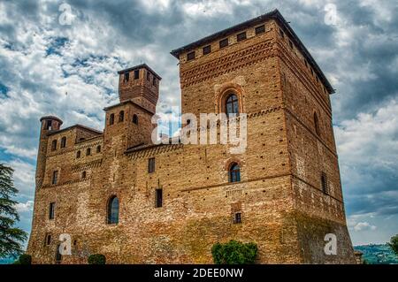 Außenansicht des Schlosses von Grinzane mit den Türmen und den Ziegelmauern - Stadt Serralunga, Italien, Piemont Stockfoto