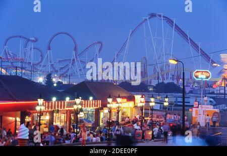 Achterbahnen im Fantasy Island Family Themenpark, Ingoldmells, Skegness, Lincolnshire, England, Großbritannien Stockfoto