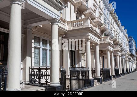 Regency Georgian Reihenhaus Häuser und Wohnungen in Kensington London England Großbritannien, die Gegend beliebte Reiseziel Touristenattraktion la Stockfoto